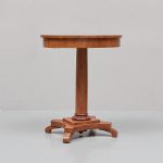 1039 2083 PEDESTAL TABLE